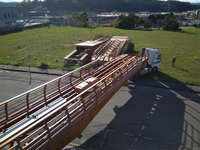 Salen desde Asturias los primeros tramos de la pasarela de madera que se instalará sobre el río Guadalhorce de Málaga