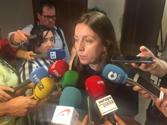 Lorena Gil atiende a los medios en la Junta General.