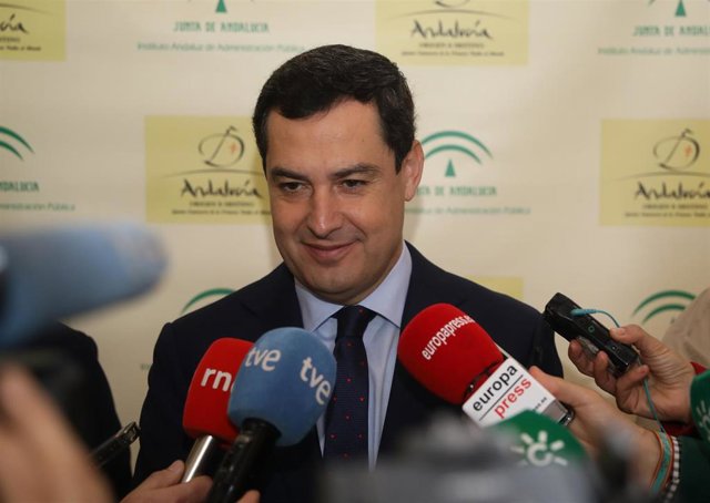 El presidente de la Junta de Andalucía, Juanma Moreno, atiende a los medios antes de inaugurar las jornadas 'El desafío demográfico'.