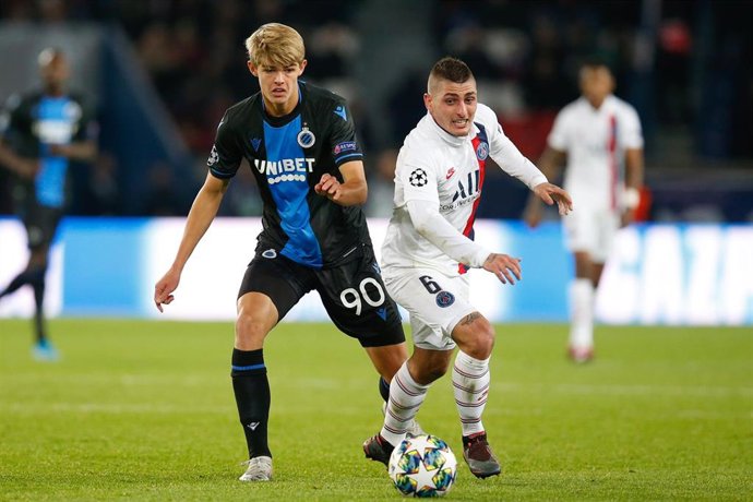 Verratti pelea un balón con Charles De Ketelaere en el PSG-Brujas de la Liga de Campeones 2019-2020