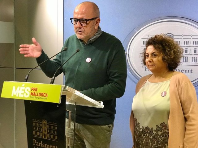 El portavoz parlamentario de MÉS per Mallorca, Miquel Ensenyat, y la diputada Joana Aina Campomar.