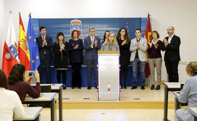 Sala De Prensa Del Gobierno De Cantabria  El Vicepresidente Y Consejero De Universidades, Igualdad, Cultura Y Deporte, Pablo Zuloaga, Da Lectura Al Manifiesto Con Motivo Del Día Internacional De Eliminación De La Violencia De Género.  25 Nov 19