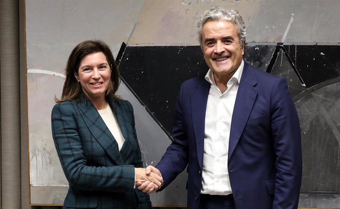 La directora de BBVA España, Cristina de Parias, y el consejero delegado de Sanitas, Iñaki Ereño, firman la renovación de su acuerdo de seguros.