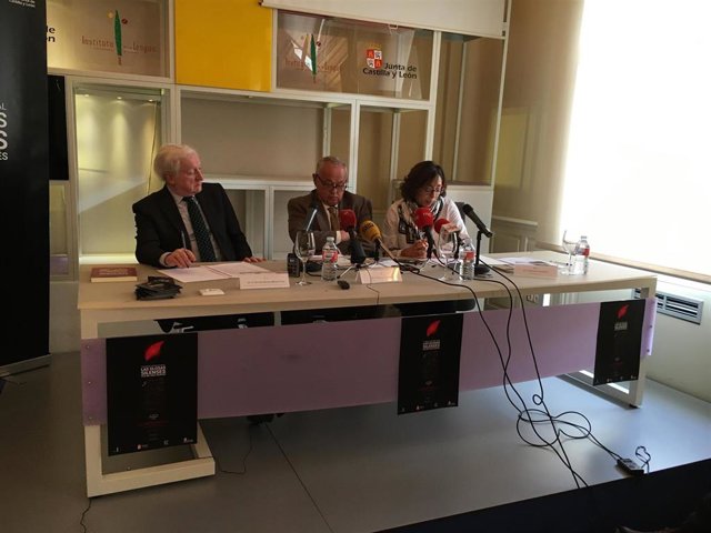 De izda a dcha: el presidente de la Fundación Atapuerca, Antonio Miguel Méndez Pozo; el director del Instituto Castellano y Leonés de de la Lengua, Gonzalo Santonja, y la diputada provincial Raquel Contreras.