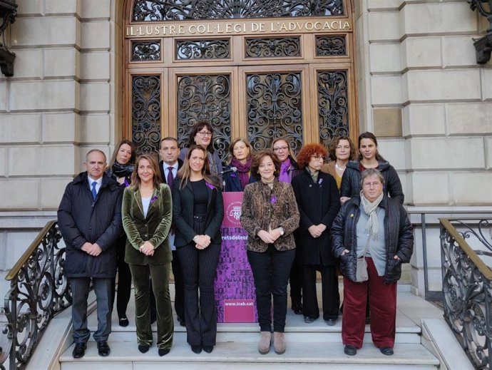 La Decana Del Icab, Maria Eugnia Gay, Y La Diputada De La Junta De Gobierno Carmen Valenzuela, Junto A Representantes De La Comisión De Mujeres Abogadas Del Colegio