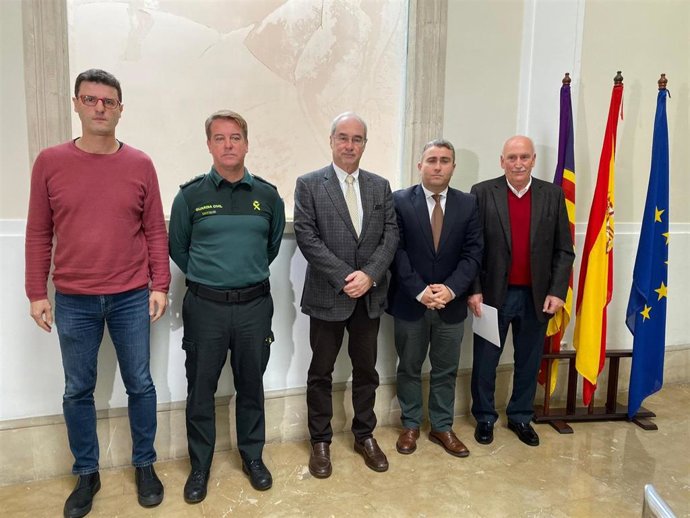 Los alcaldes de los municipios de Art, Inca y Valldemossa, junto con el Coronel Jefe de la Guardia Civil y el delegado del Gobierno en funciones.