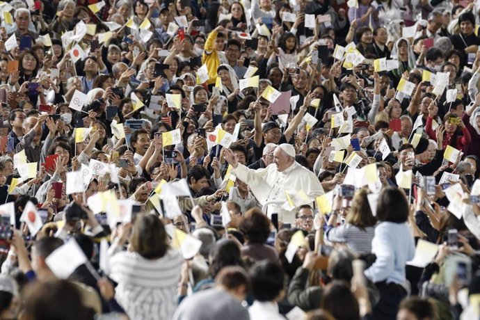 25 November 2019, Japan, Tokyo: Pope Francis (C) greets people upon his arrivalat Tokyo Dome to conduct a Holy Mass, during his visit to Japan. Photo: Rodrigo Reyes Marin/ZUMA Wire/dpa