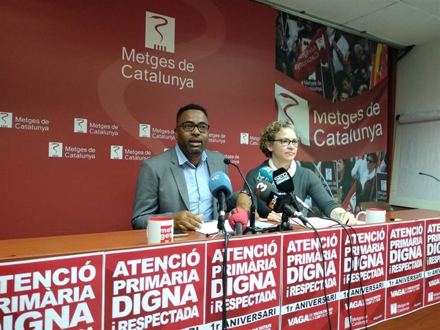 El pte.Del Sector Primària ICS de Metges de Catalunya, Javier O'Farril, y la secretaria del sector, Elena Bartolozzi