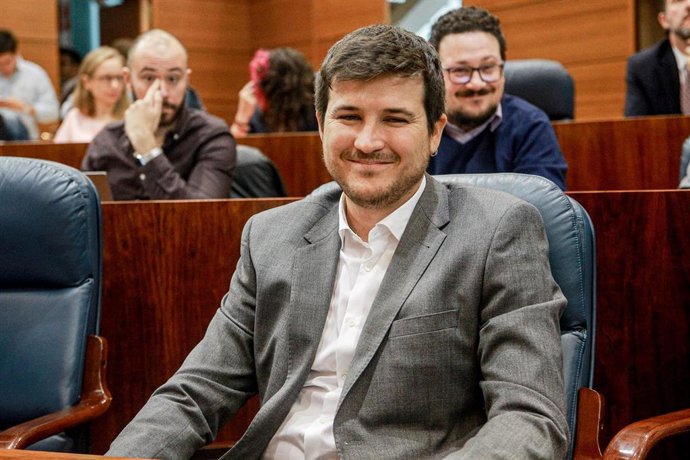 El diputado de Más Madrid en la Asamblea de Madrid, Pablo Gómez Perpiny, sentado en su escaño durante una sesión plenaria en Madrid (España), a 3 de octubre de 2019.