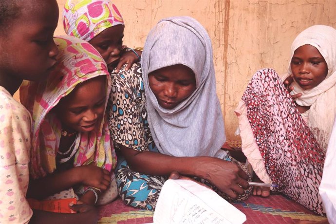 Mujer con sus hijos en el campo de refugiados sudaneses de Iridimi (Chad)