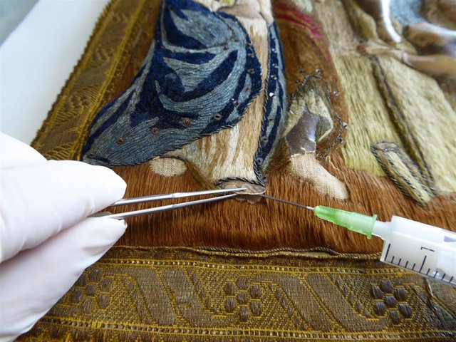 Trabajos de restauración en el banderín.