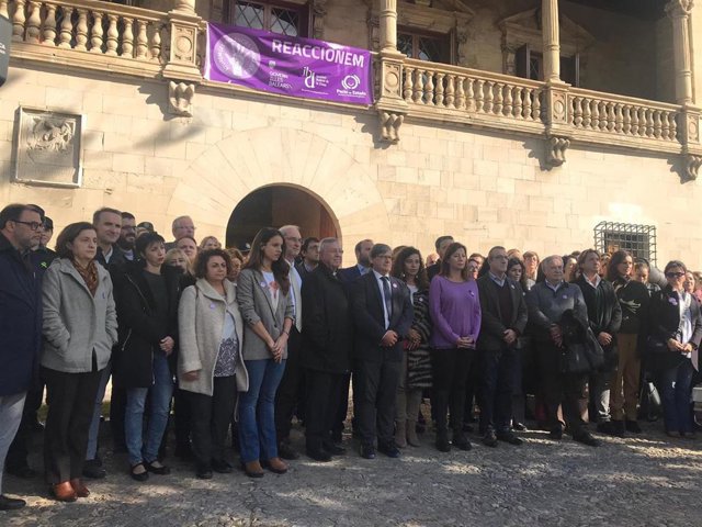 Minuto de silencio en contra de la violencia de género ante el Consolat de Mar