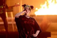 Billie Eilish incendia (literalmente) el escenario de los American Music Awards