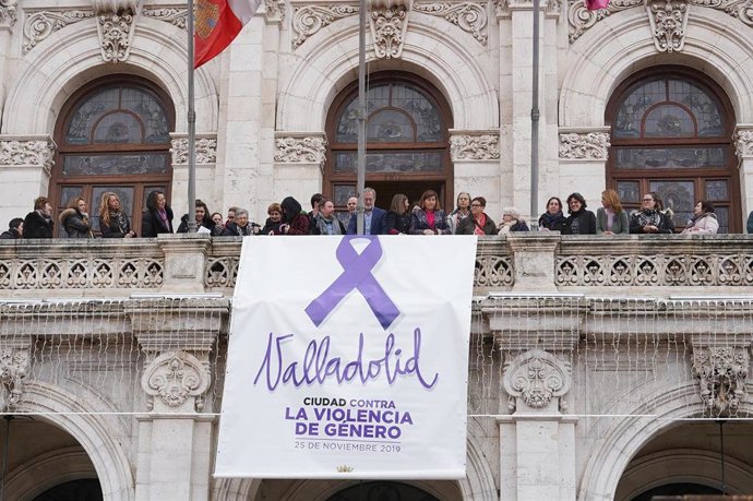 Acto del Día Internacional contra la Violencia hacia las Mujeres en el Ayuntamiento de Valladolid.