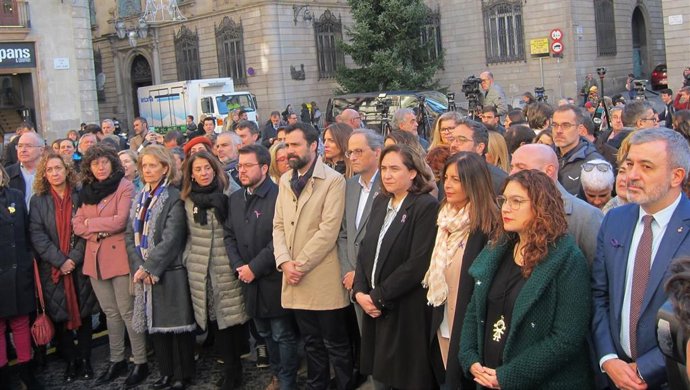 El presidente de la Generalitat Quim Torra, la alcaldesa Ada Colau, el presidente del Parlament Roger Torrent y consellers, en el acto unitario de plaza Sant Jaume del 25N.