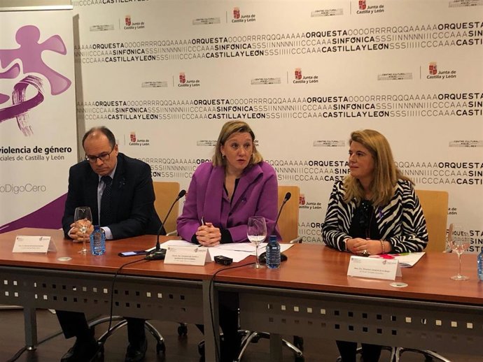 En el centro la consejera de Familia e Igualdad de Oportunidades, Isabel Blanco Llamas.