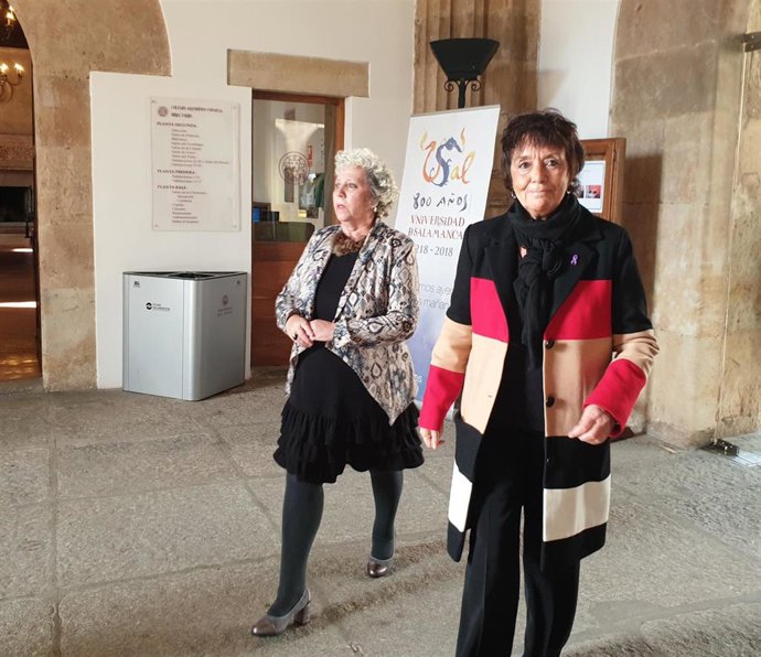 Mercedes Martín (d) a su llegada a la entrega de los premios 'Meninas 2019' en Salamanca.