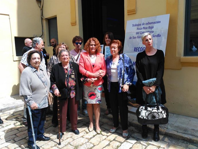 Adela Castaño, con familiares de represaliados enterrados en Pico Reja