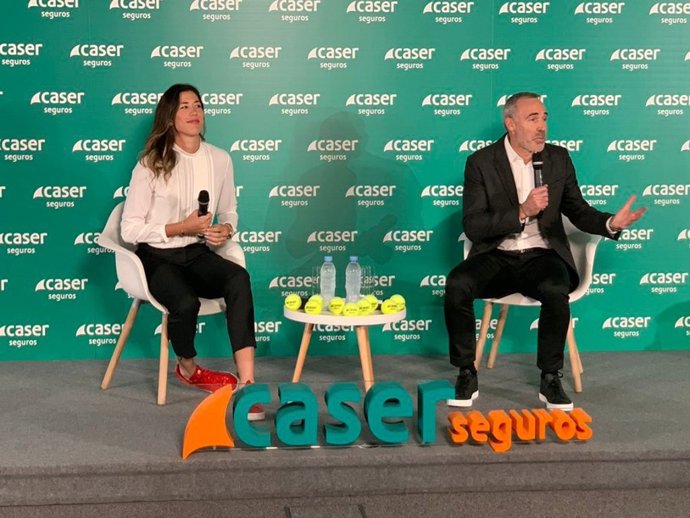 Alex Corretja junto a Garbiñe Muguruza en un acto publicitario