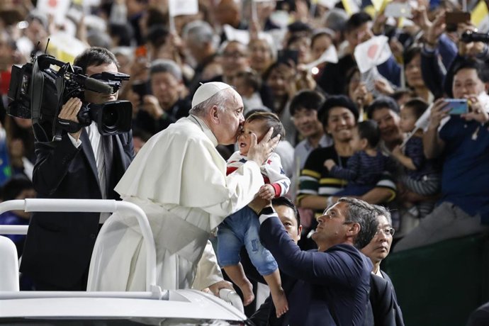 25 November 2019, Japan, Tokyo: Pope Francis (C) kisses a child upon his arrival at Tokyo Dome to conduct a Holy Mass, during his visit to Japan. Photo: Rodrigo Reyes Marin/ZUMA Wire/dpa