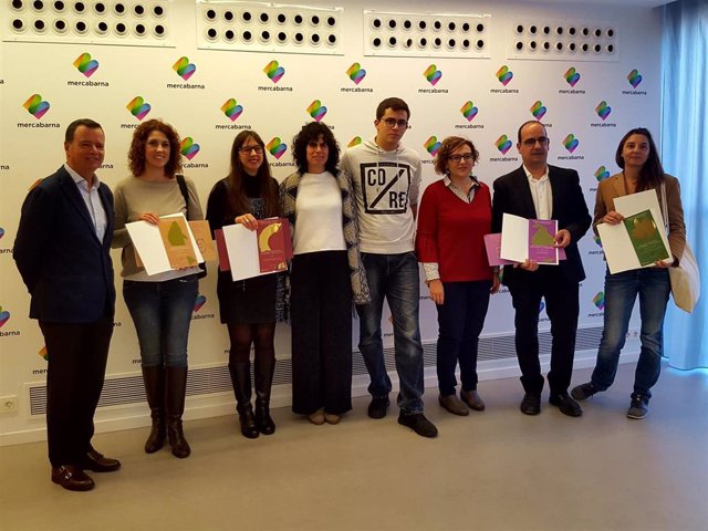 El director general de Mercabarna, Josep Tejedo, y la concejal Montserrat Ballarín con los galardonados de los 'Premis Mercabarna Paco Muñoz'.