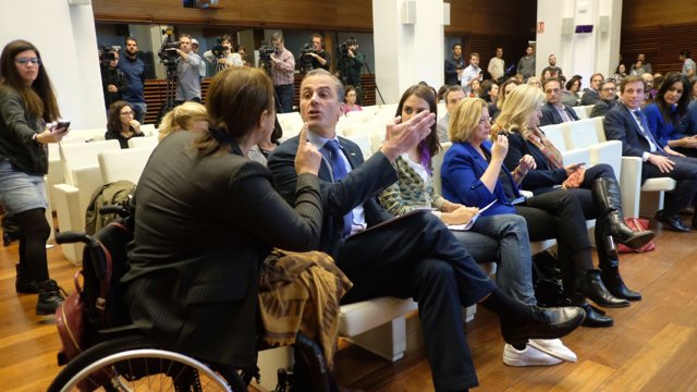 La representante de la Asociación Mujeres Marroquíes, Nadia Otmani, se enfrenta al portavoz de Vox en el Ayuntamiento de Madrid, Javier Ortega Smith, durante el acto municipal por el Día contra la Violencia Machista.