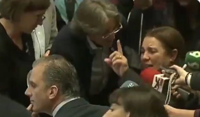 Una mujer pide "respeto para las mujeres" entre lágrimas a Ortega Smith en un acto en Madrid