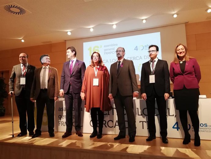 Armisén, en el centro de la imagen antes de la inauguración de la 16 Asamblea de la FRMP