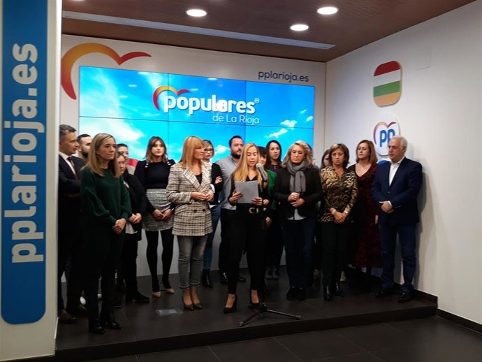 La secretaria de Formación de NNGG, Marta Fernández, lee el manifiesto contra la Violencia de Género