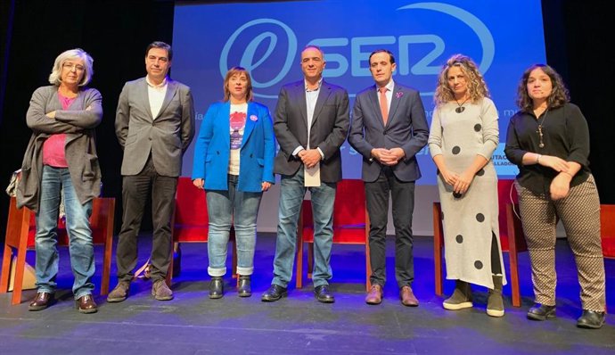 Participantes en la jornada 'Por ser mujer', organizada en Valladolid por la Cadena SER y UGT.