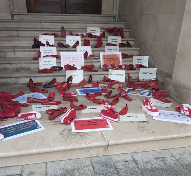 Performance que ocupa las escaleras de la Subdelegación del Gobierno en Alicante en recuerdo de las víctimas de violencia de género.