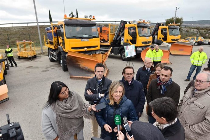 La consejera de de Fomento, Infraestructuras y Ordenación del Territorio, Marifrán Carazo, en el centro de conservación de Alhendín (Granada)