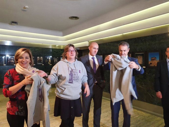 El expresidente del Gobierno, José Luis Rodríguez Zapatero, con -de derecha a izquierda- el alcalde de León, José Antonio Diez, la concejal de Igualdad del Ayuntamiento de León, Argelia Cabado, y la exdiputada socialista Elena Valenciano.