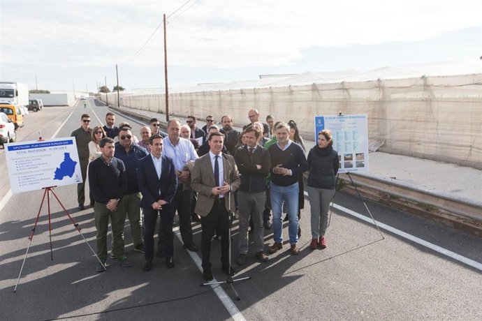 El presidente de la Diputación de Almería, Javier Aureliano Garcia, presenta el nuevo plan de caminos rurales en El Ejido