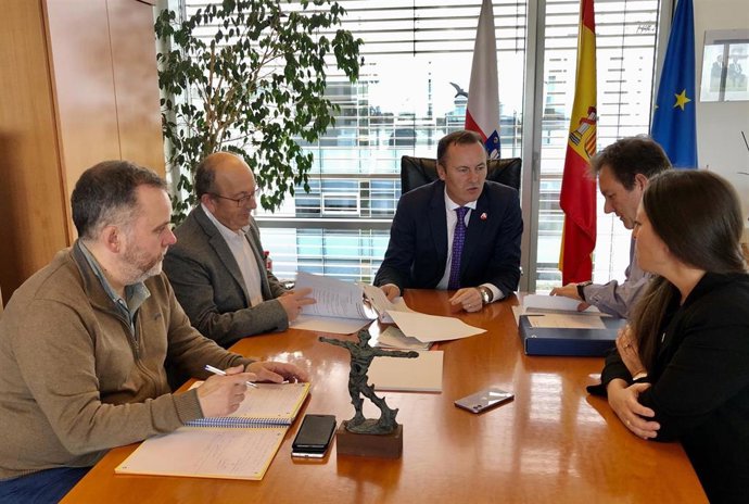 El consejero de Desarrollo Rural, Ganadería, Pesca, Alimentación y Medio Ambiente de Cantabria, Guillermo Blanco (centro); el director general de Medio Ambiente, Antonio Lucio (izda), y los miembros de la Corporación de San Vicente de La Barquera
