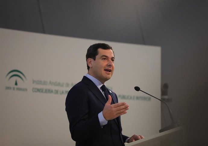 El presidente de la Junta de Andalucía, Juanma Moreno, interviene en las jornadas sobre desafío demográfico que se están celebrando en Sevilla.