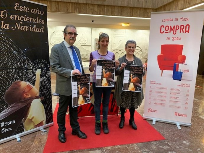 De izda a dcha: el representante de Soria Centro Jesús Muñoz, la concejal de Turismo Yolanda Santos, la representante de la Cámara de Comercio Rosa Ransanz.