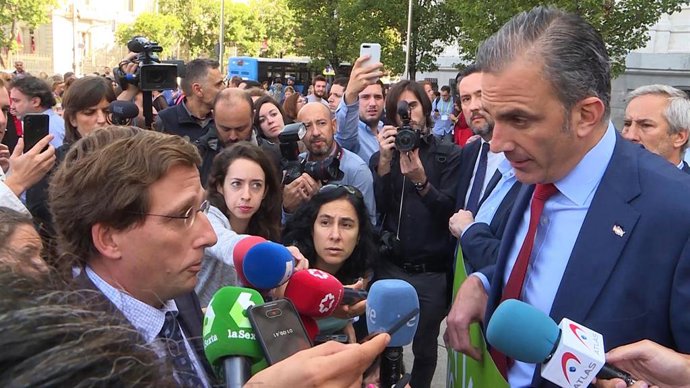 El alcalde de Madrid, José Luis Martínez-Almeida (i), se ha encarado con el portavoz de Vox en el Consistorio, Javier Ortega Smith (d), por haberse presentado en el minuto de silencio por la última mujer asesinada en Madrid con una pancarta que niega la