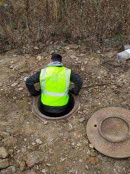 Imagen del pozo que daba acceso al remolque enterrado en el que se cultivaba el cannabis