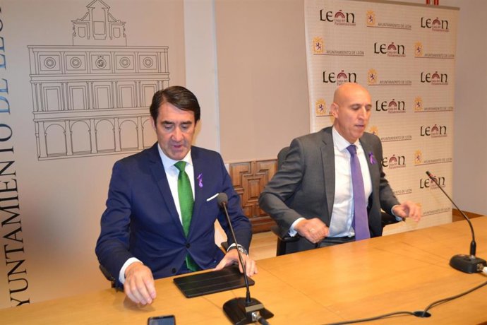El alcalde de León, José Antonio Diez (dcha), recibe al consejero de Fomento y Medio Ambiente, Juan Carlos Suárez-Quiñones (izda).