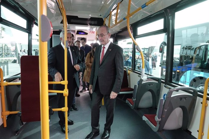 El alcalde, Francisco de la Torre, en la presentación de nuevos autobuses de la EMT