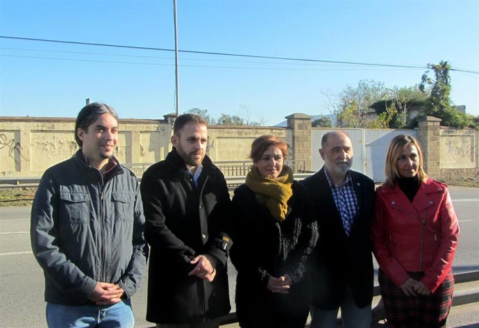 Los alcaldes de Ripollet, José M. Osuna, Cerdanyola, Carles Cordón, Montcada i Reixac, Laura Campos, Barber, Xavier Garcés, y Badia, Eva Menor, en los terrenos donde debería construirse el Hospital Ernest Lluch