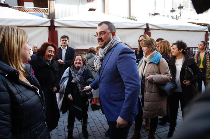 Adrián Barbón, en el centro