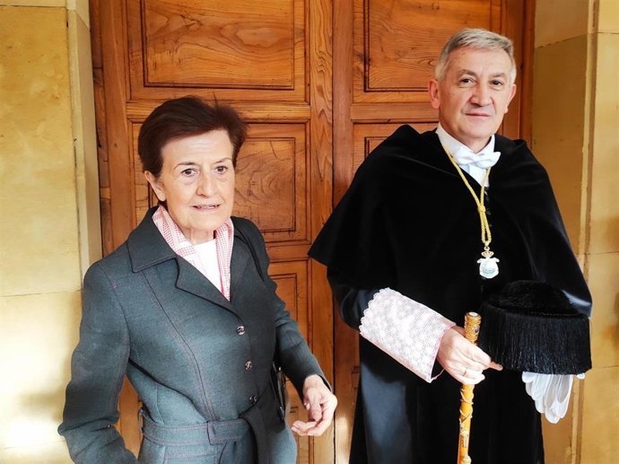 El rector de la Universidad de Oviedo, Santiago García Granda, y la catedrática Adela Cortina durante la festividad de Santa Catalina.