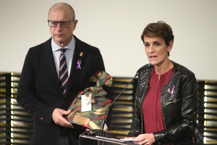 La presidenta de Navarra, María Chivite (d), interviene durante el acto institucional por el Día Internacional Contra la Violencia de Género en Matadero, Madrid (España), a 25 de noviembre de 2019.