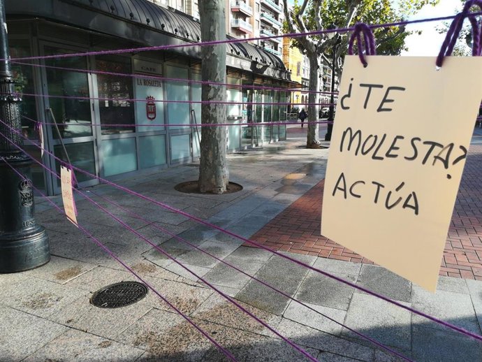 CCOO llena de mensajes machistas en una red tejida de lana violeta en El Espolón