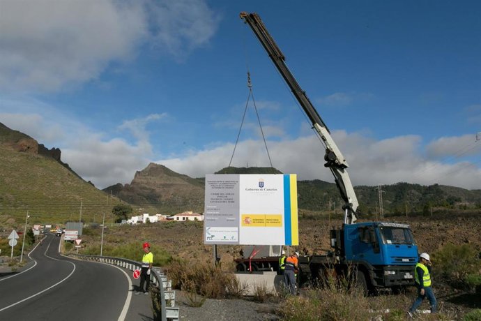Operarios en el inicio de las obras del cierre el anillo insular de Tenerife, en el tramo El Tanque-Santiago del Teide