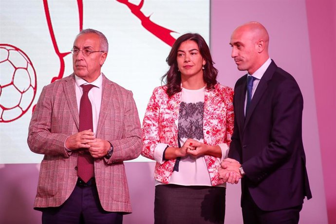 El presidente del COE, Alejandro Blanco, la secretaria de Estado para el Deporte, María José Rienda, y el presidente de la RFEF, Luis Rubiales, en un acto en la Ciudad del Fútbol en Las Rozas (Madrid)