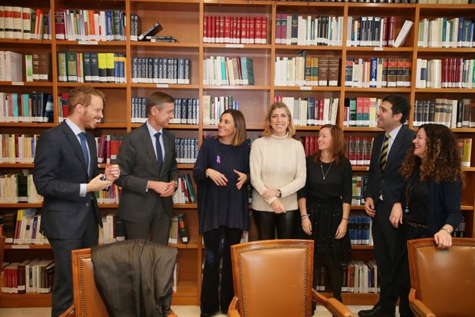 La consejera de Presidencia, Interior, Justicia y Acción Exterior, Paula Fernández Viaña, y el presidente del Tribunal Superior de Justicia de Cantabria (TSJC), José Luis López del Moral