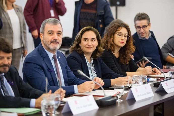 El primer tinent a alcalde de Barcelona, Jaume Collboni (2e), i l'alcaldessa de Barcelona, Ada Colau (3e), durant la comissió mixta entre la Generalitat i l'Ajuntament de Barcelona (Catalunya, Espanya), 25 de novembre del 2019.